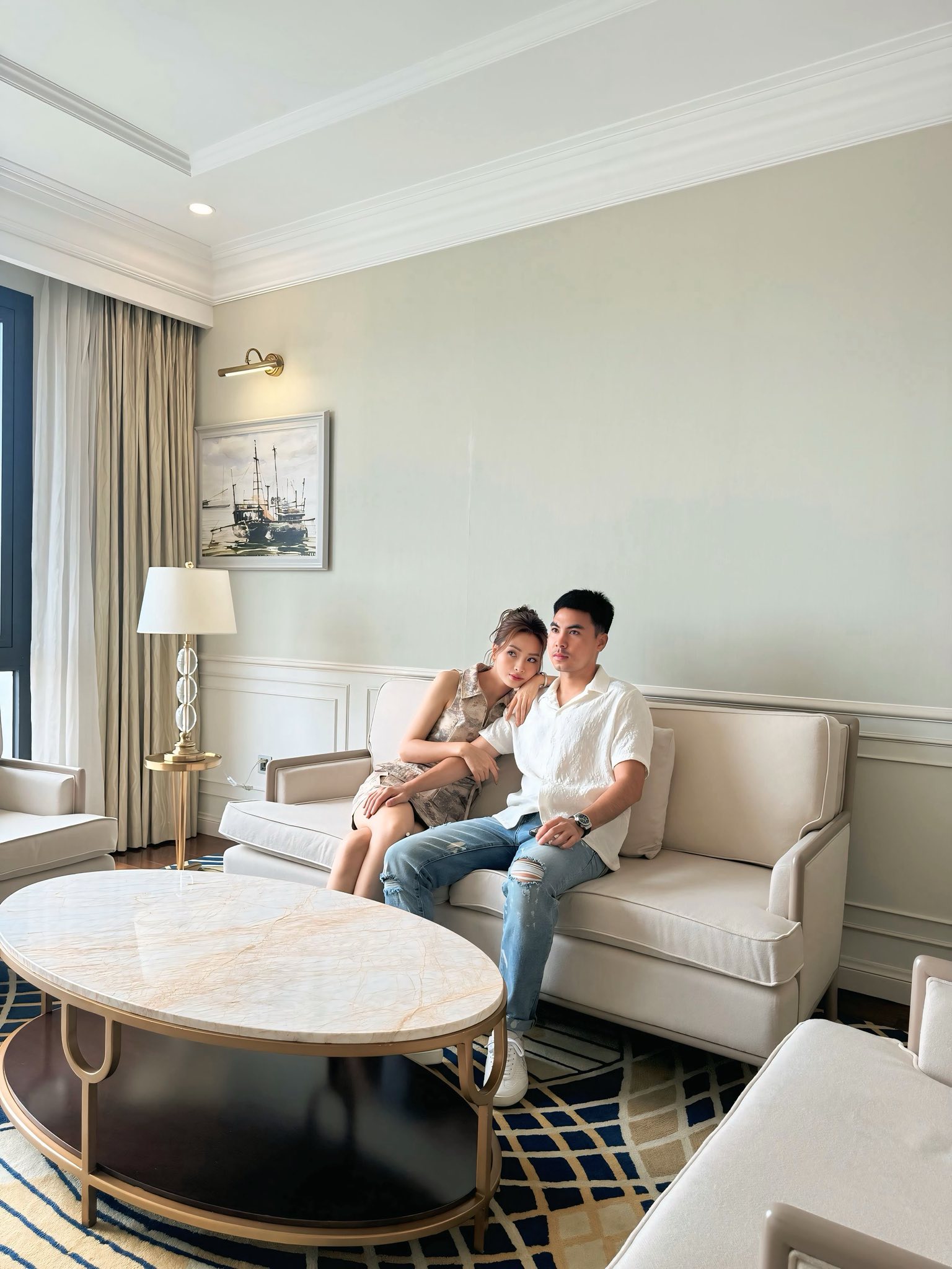 MC Huyền Trang Mù Tạt tay trong tay với cầu thủ nổi tiếng đi du lịch, loạt ảnh 