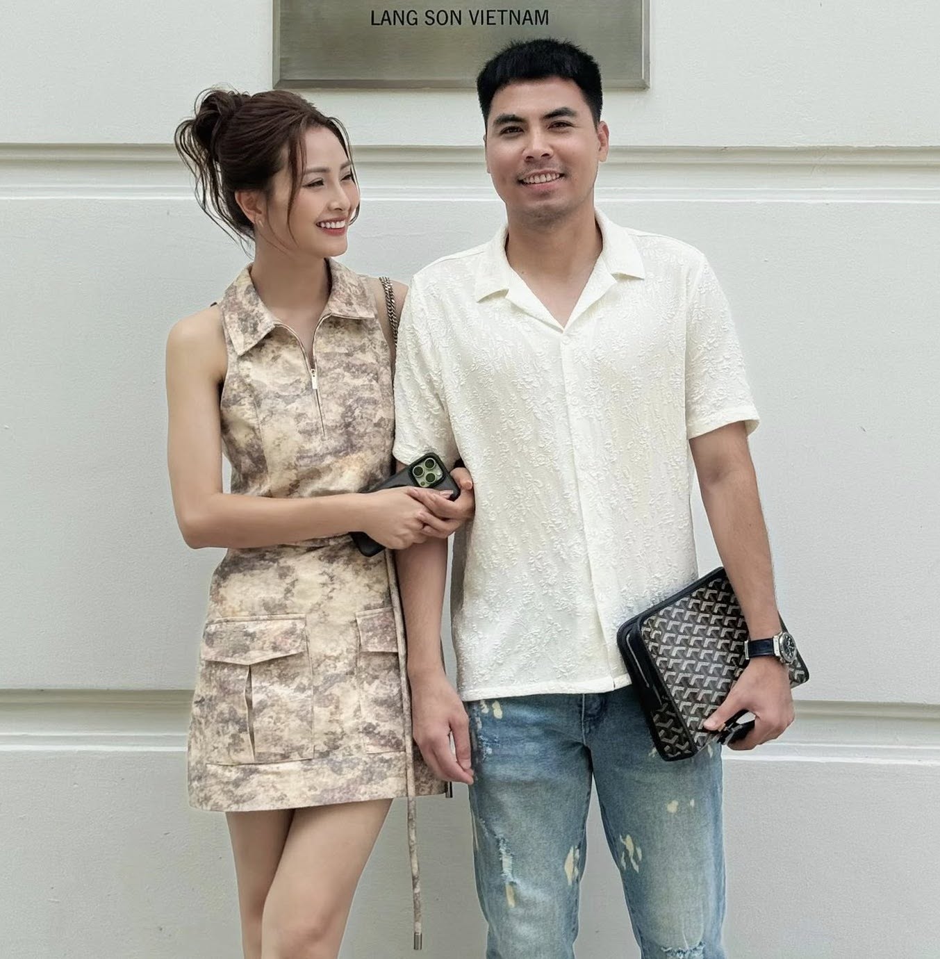 MC Huyền Trang Mù Tạt tay trong tay với cầu thủ nổi tiếng đi du lịch, loạt ảnh 