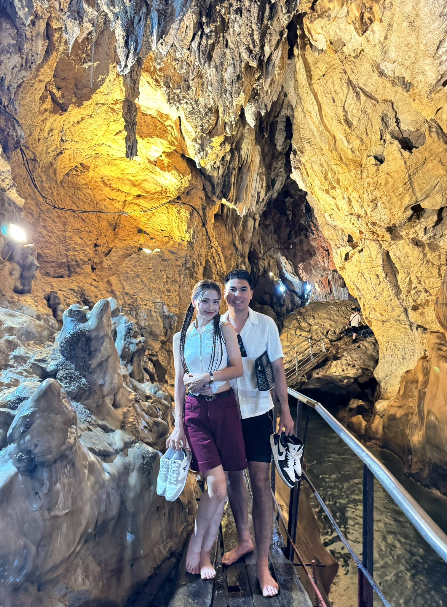 MC Huyền Trang Mù Tạt tay trong tay với cầu thủ nổi tiếng đi du lịch, loạt ảnh 