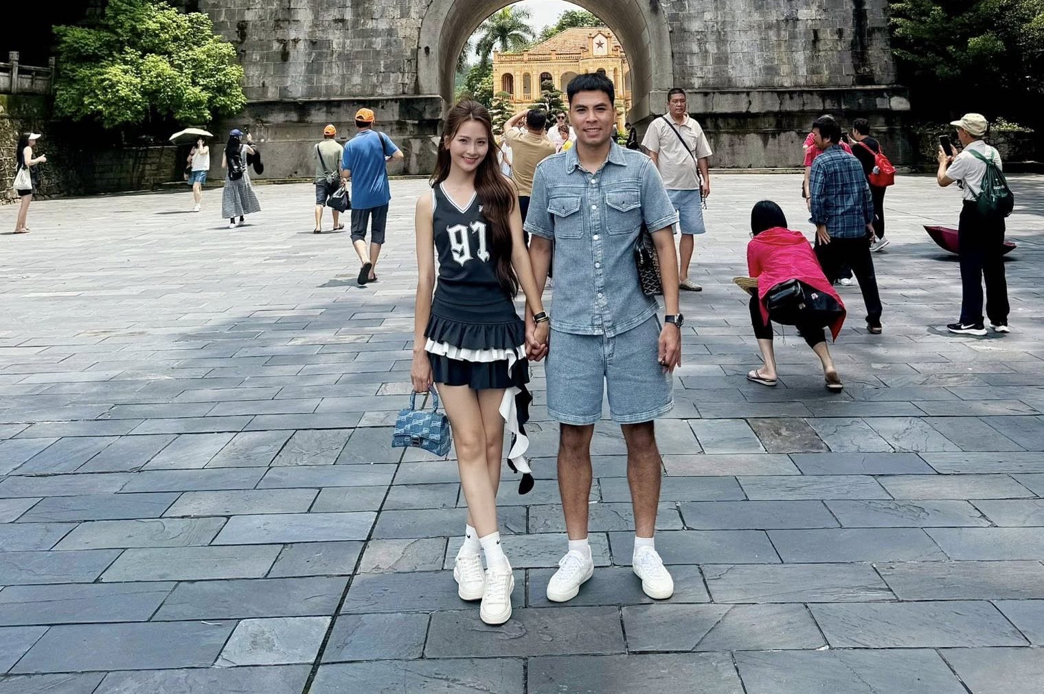 MC Huyền Trang Mù Tạt tay trong tay với cầu thủ nổi tiếng đi du lịch, loạt ảnh 