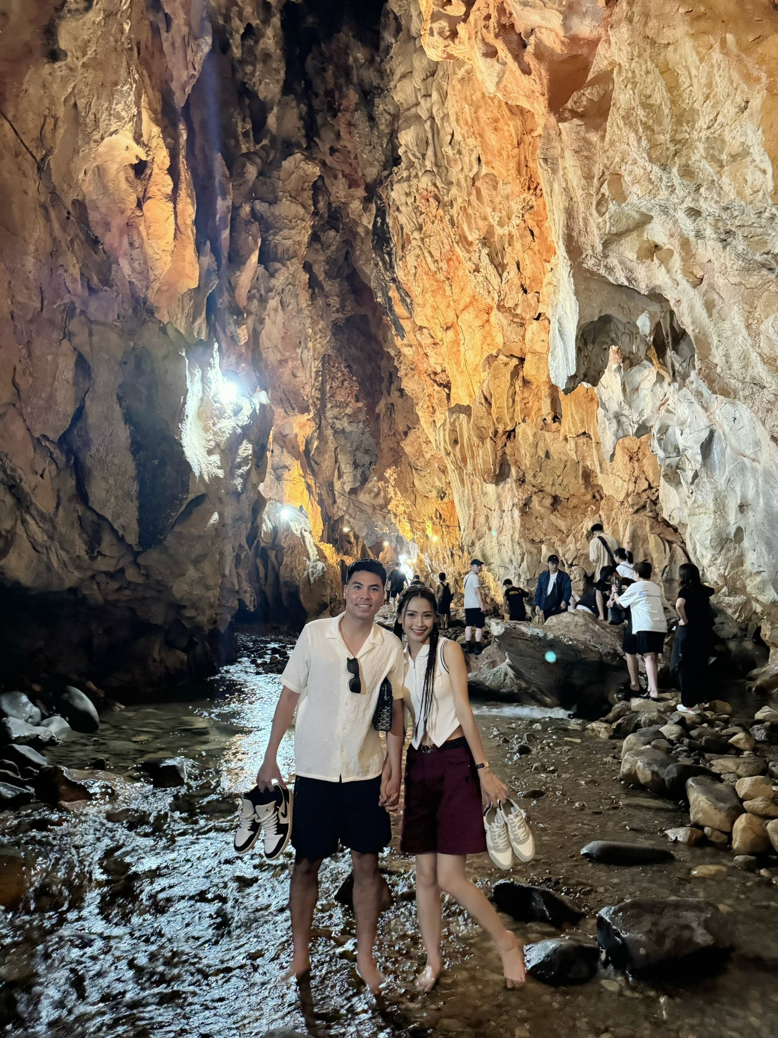 MC Huyền Trang Mù Tạt tay trong tay với cầu thủ nổi tiếng đi du lịch, loạt ảnh 