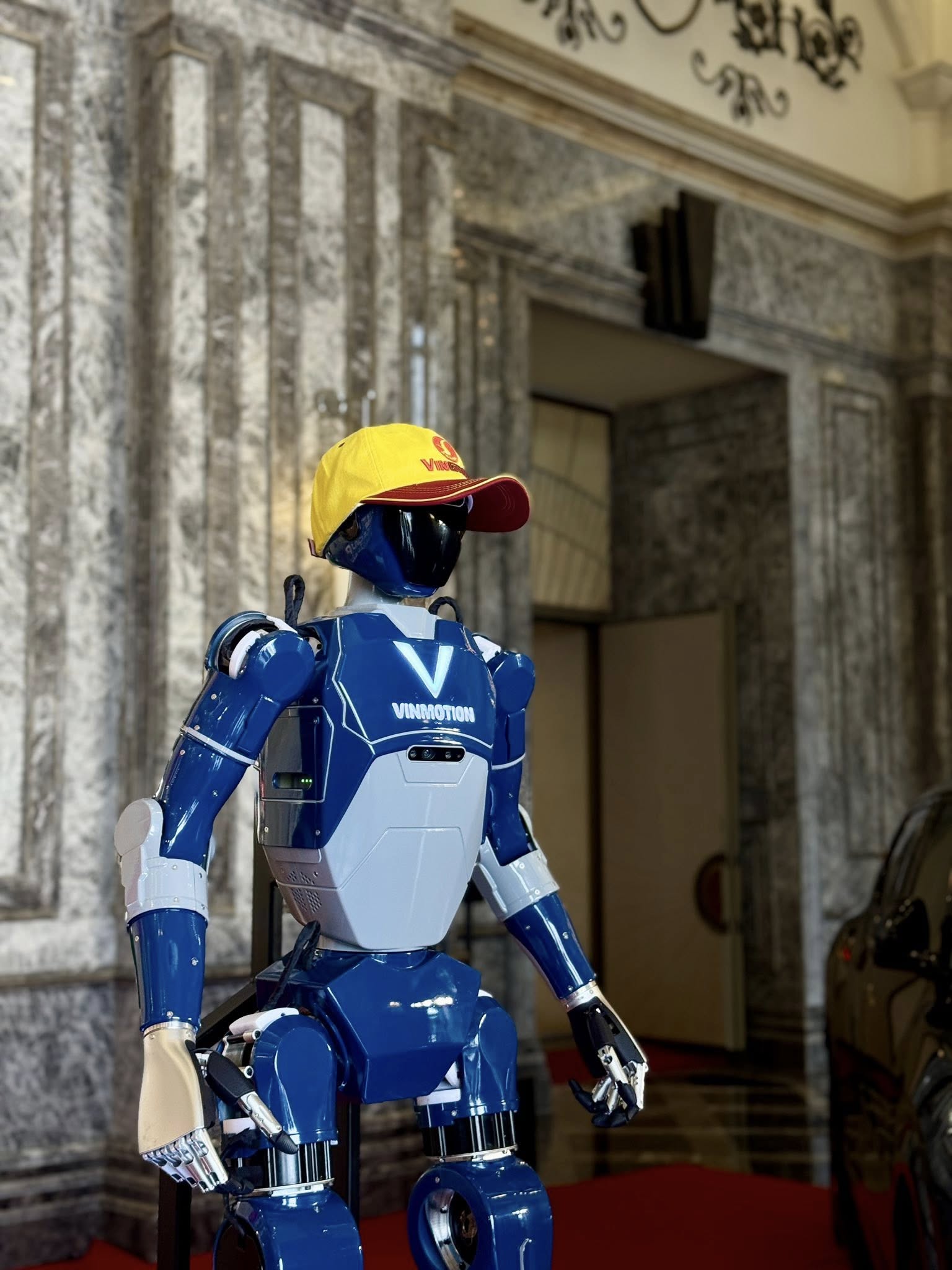 Robot hình người 'Made in Vietnam' của tỷ phú Phạm Nhật Vượng xuất hiện thực tế, nhảy chào mừng sinh nhật Tập đoàn Vingroup- Ảnh 1.