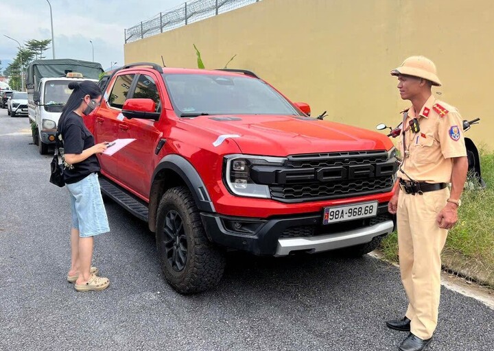 Xe bán tải vượt đèn đỏ, lộ biển số giả 'lộc phát'- Ảnh 2.