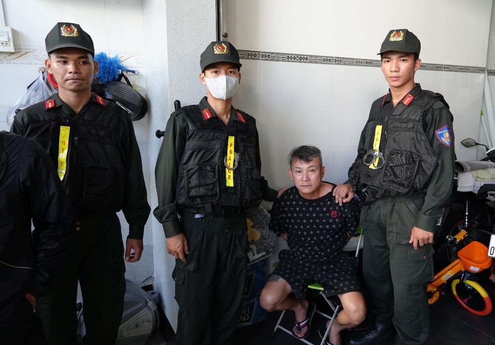 Khám xét nơi ở của vợ chồng Đoàn Bảy, Lâm Hán Tiến: Công an tịch thu lượng lớn tiền mặt, 8 sổ tiết kiệm trị giá 84 tỷ đồng, cùng nhiều giấy tờ nhà đất- Ảnh 2.