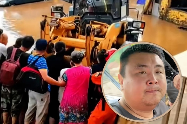 'Người hùng' dùng gầu xúc đất của máy ủi cứu hơn 100 nạn nhân lũ lụt- Ảnh 1.