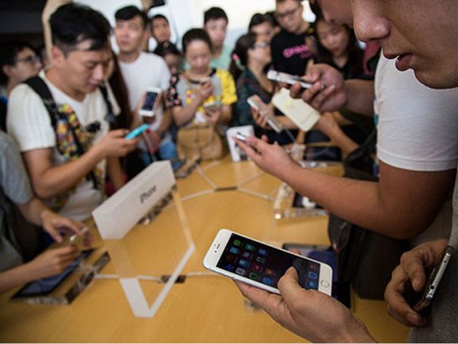 Khách chuyển khoản 120 triệu đồng mua 4 chiếc iPhone, nhân viên nhận đủ tiền nhưng vừa tiễn khách đã lập tức báo công an- Ảnh 1.