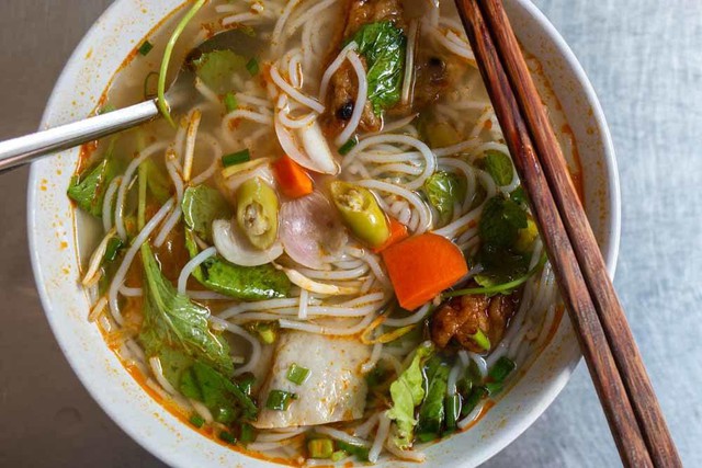 Khách Tây nhận xét: Việt Nam có món bún mà chỉ ăn 1 miếng thôi đã cảm thấy "như được khai sáng"- Ảnh 2.