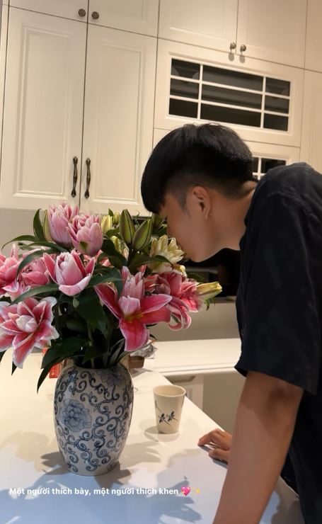 Hé lộ khung cảnh bên trong căn biệt thự bạc tỉ nhà Thành Chung, đẹp cỡ nào mà Văn Hậu cũng phải khen 