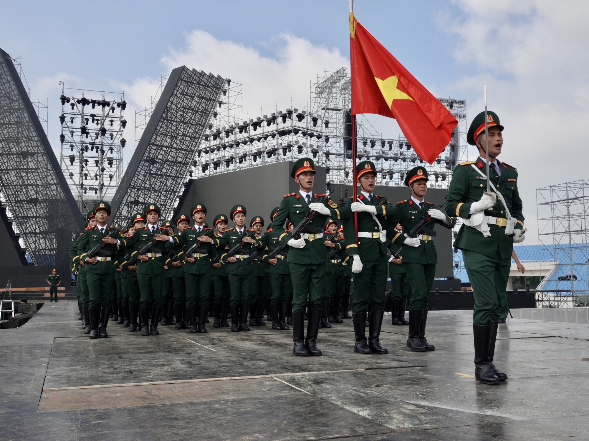 Tuyệt đối điện ảnh: Đội hình từng duyệt binh tại Matxcơva luyện tập cho concert Quốc gia tại Mỹ Đình- Ảnh 7.