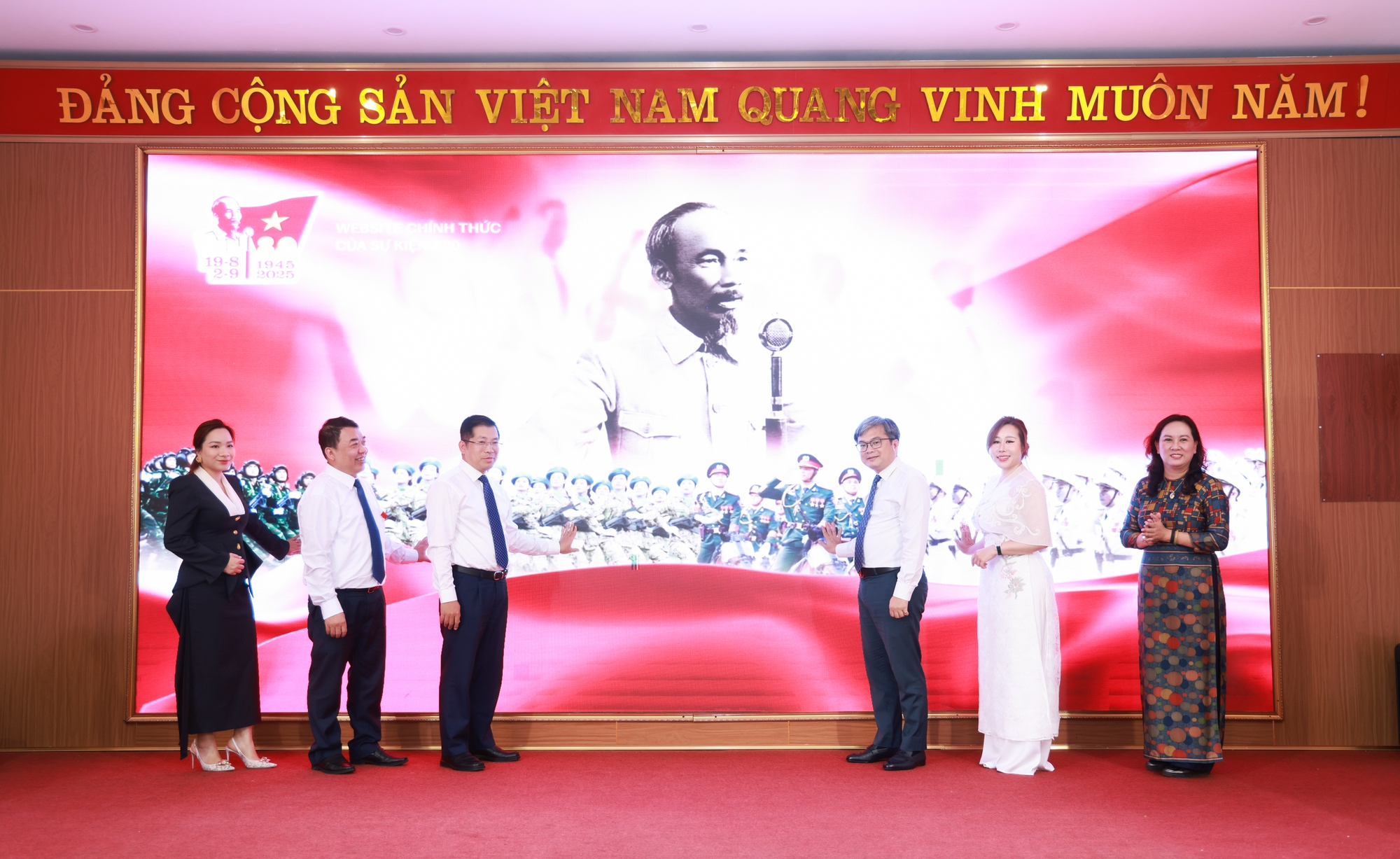 Hà Nội ra mắt nền tảng số 'A80 - Tự hào Việt Nam': Cung cấp toàn bộ lịch trình, thông tin, giao thông,…về lễ kỷ niệm, lan tỏa niềm tự hào dân tộc- Ảnh 1.