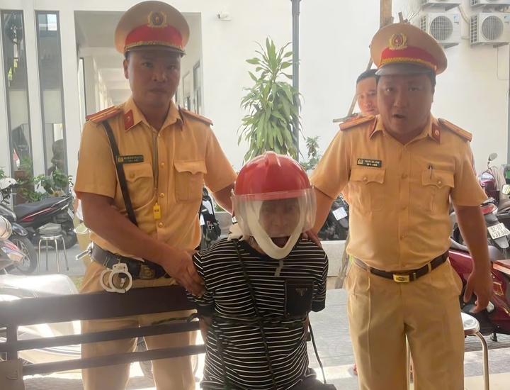 Tài xế công nghệ lao xe vào chốt CSGT thoát khỏi kẻ 'ngáo đá'- Ảnh 1.