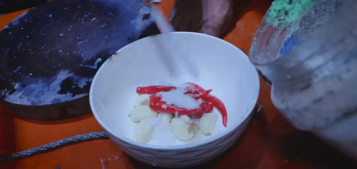 Hai loại trái cây không thể thiếu trong mỗi chuyến ra khơi của dân biển, linh hồn của những "bữa tiệc" giữa đại dương- Ảnh 1.