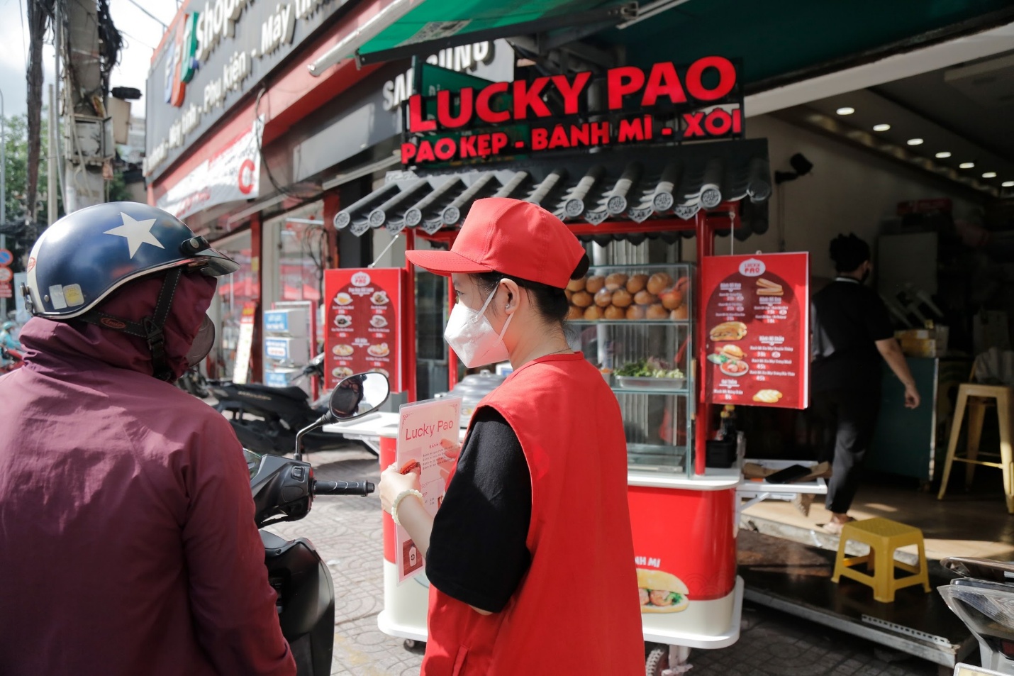 Khởi nghiệp với bánh mì, xôi: Mô hình Lucky Pao thu hút người đầu tư nhỏ- Ảnh 1. Khởi nghiệp với bánh mì, xôi: Mô hình Lucky Pao thu hút người đầu tư nhỏ- Ảnh 1.