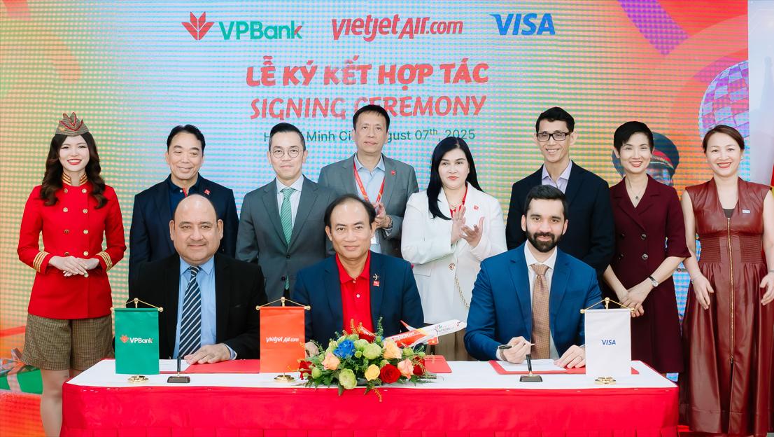 VPBank hợp tác Vietjet, Visa ra mắt thẻ tín dụng VPBank YoJo Visa Platinum- Ảnh 1.