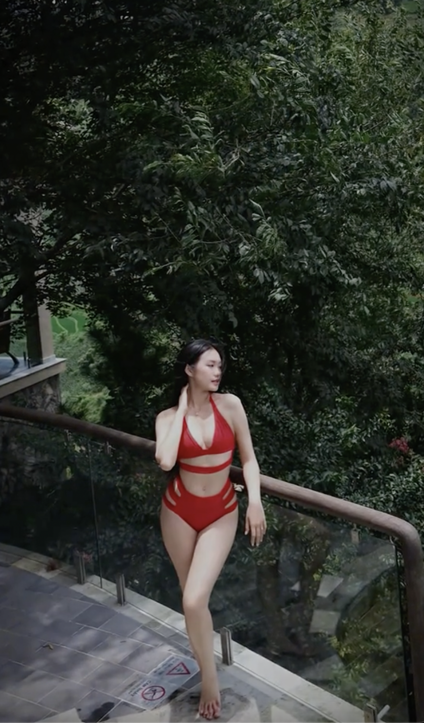 Vợ Đoàn Văn Hậu tung ảnh bikini nóng bỏng, khoe vóc dáng 