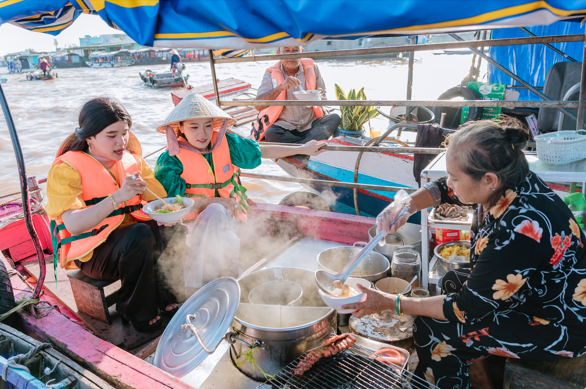 Từ cô bán hủ tiếu 40 năm trên chợ nổi Cái Răng: Bức tranh sống động về những người mưu sinh giữa sông nước- Ảnh 1.