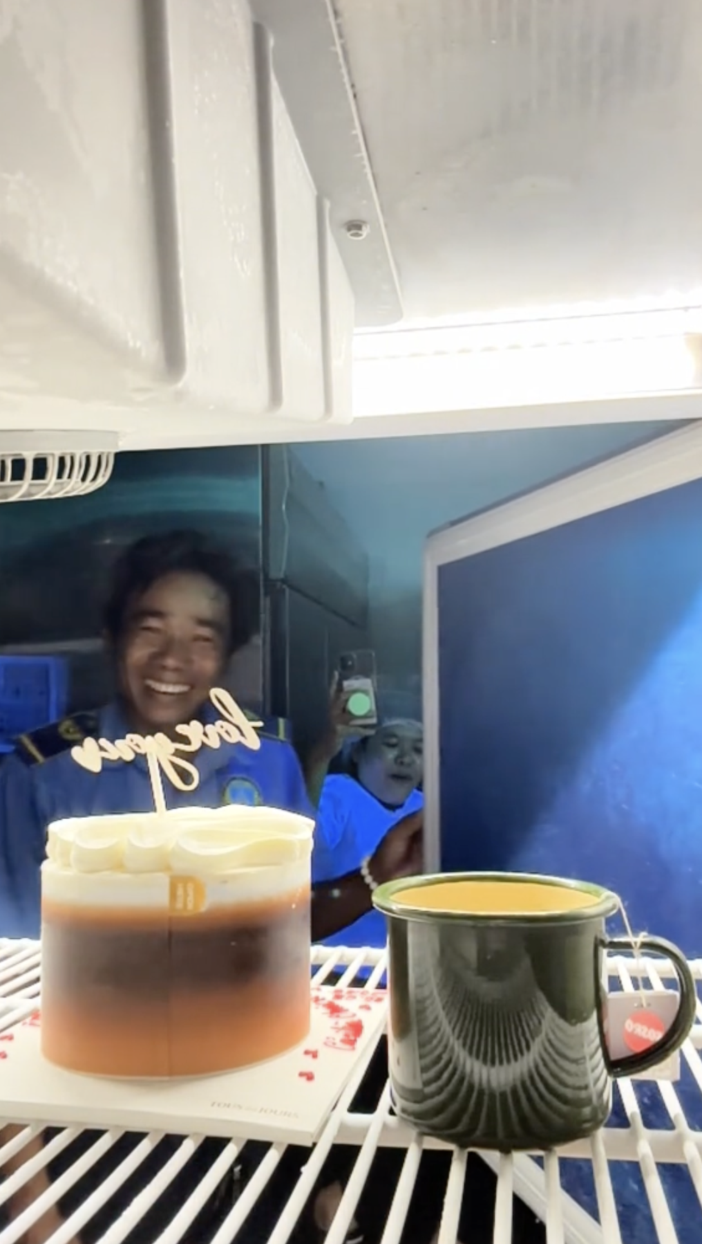 Trend ấm lòng nhất hiện nay: Nhân viên hàng quán đồng loạt 