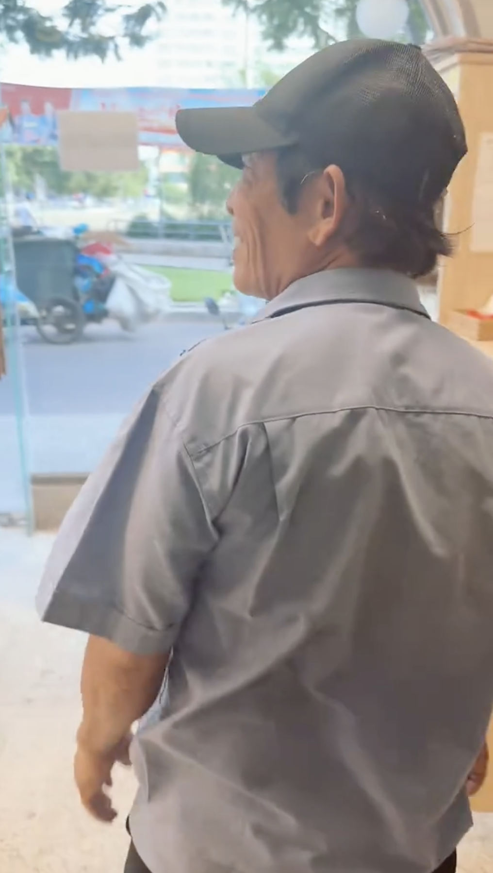 Trend ấm lòng nhất hiện nay: Nhân viên hàng quán đồng loạt 