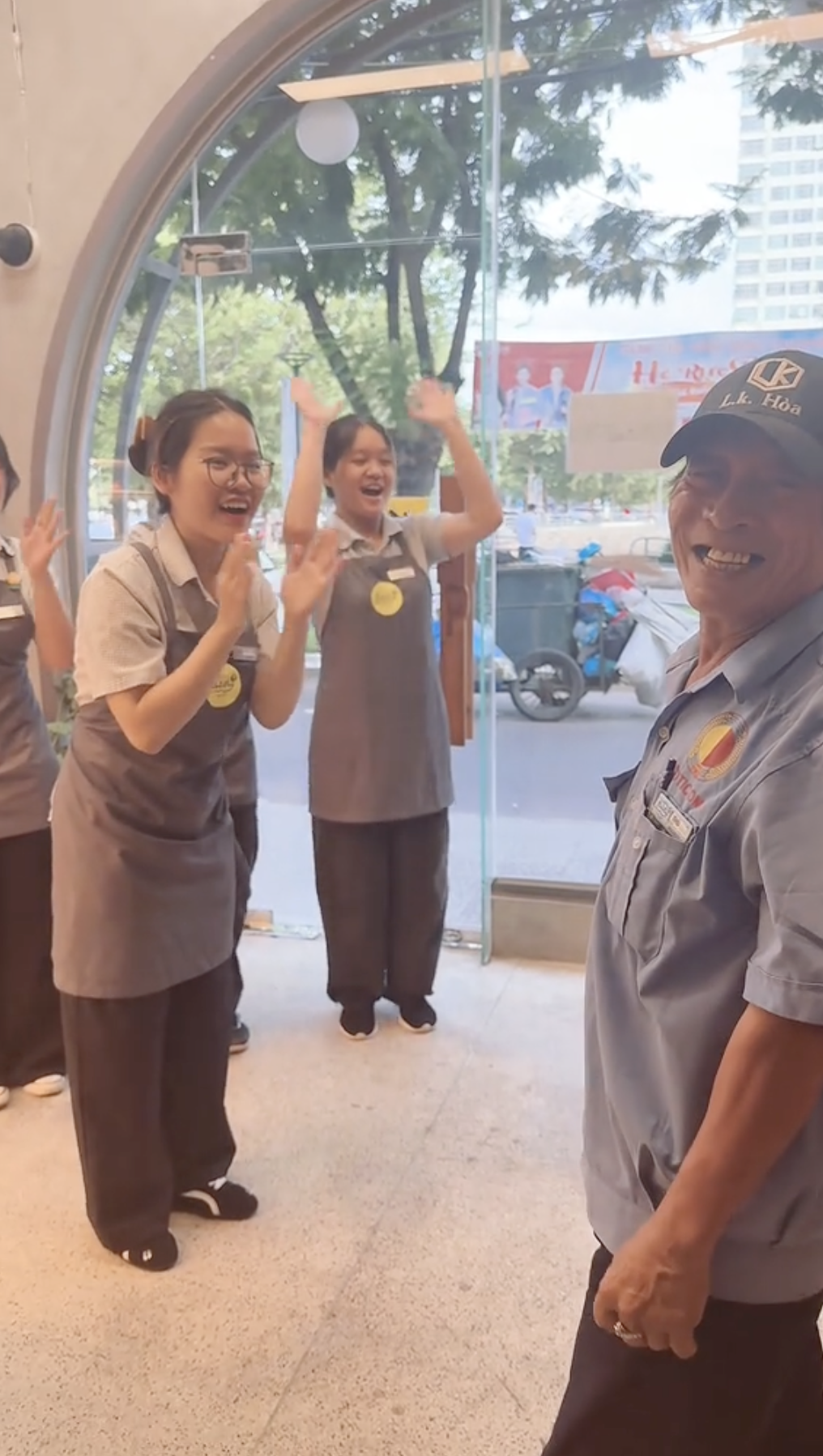 Trend ấm lòng nhất hiện nay: Nhân viên hàng quán đồng loạt 