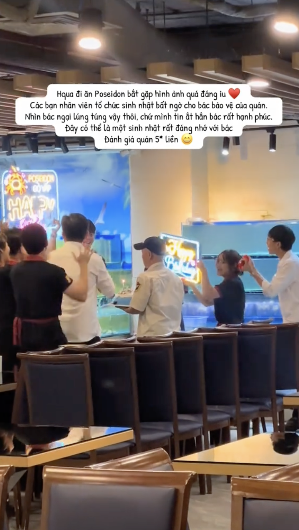 Trend ấm lòng nhất hiện nay: Nhân viên hàng quán đồng loạt 