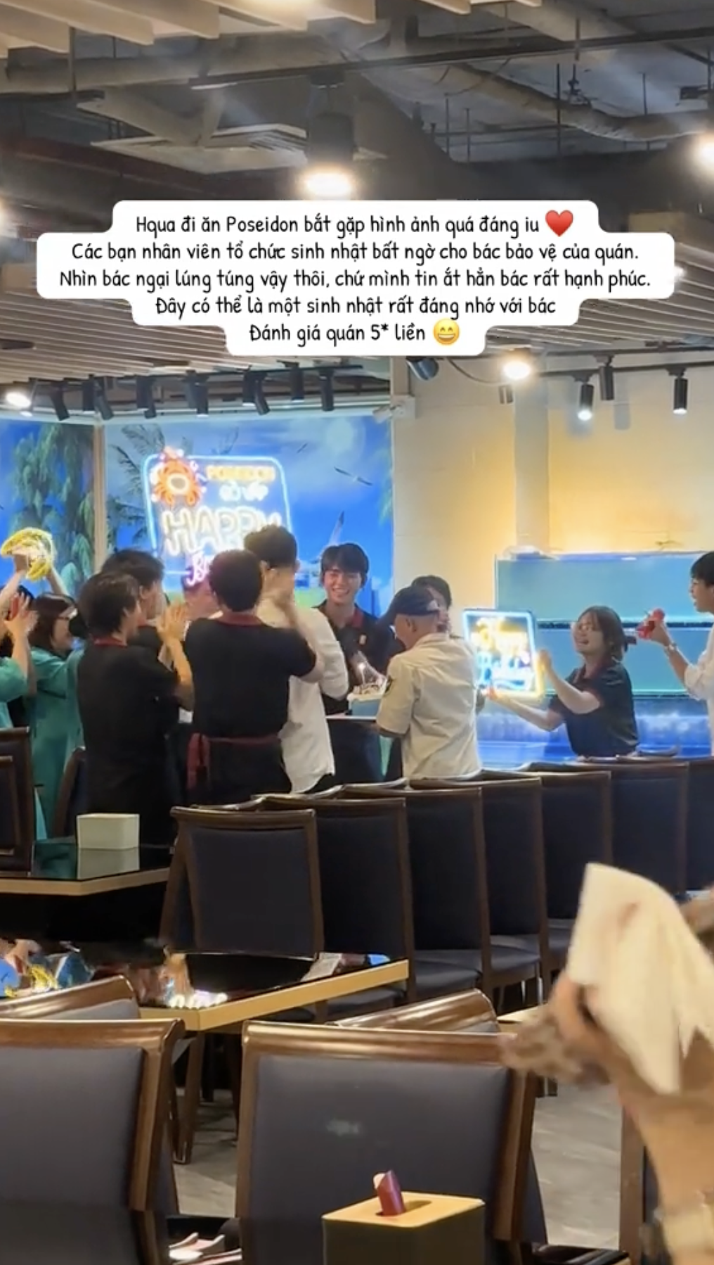 Trend ấm lòng nhất hiện nay: Nhân viên hàng quán đồng loạt 