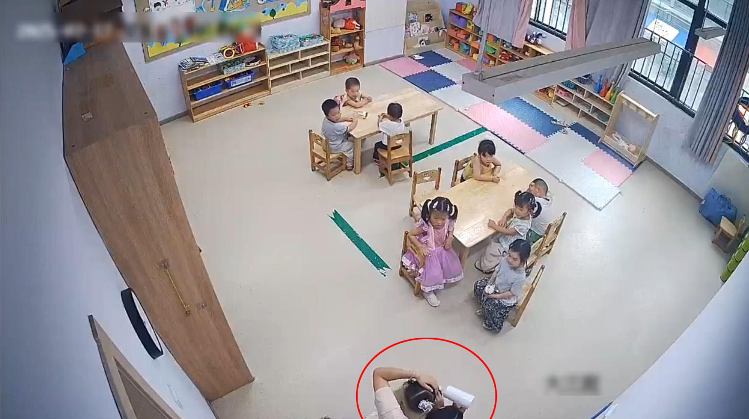 Mẹ bận đi làm, check camera lớp mẫu giáo con học rồi bật khóc khi chứng kiến hành động của giáo viên- Ảnh 1.