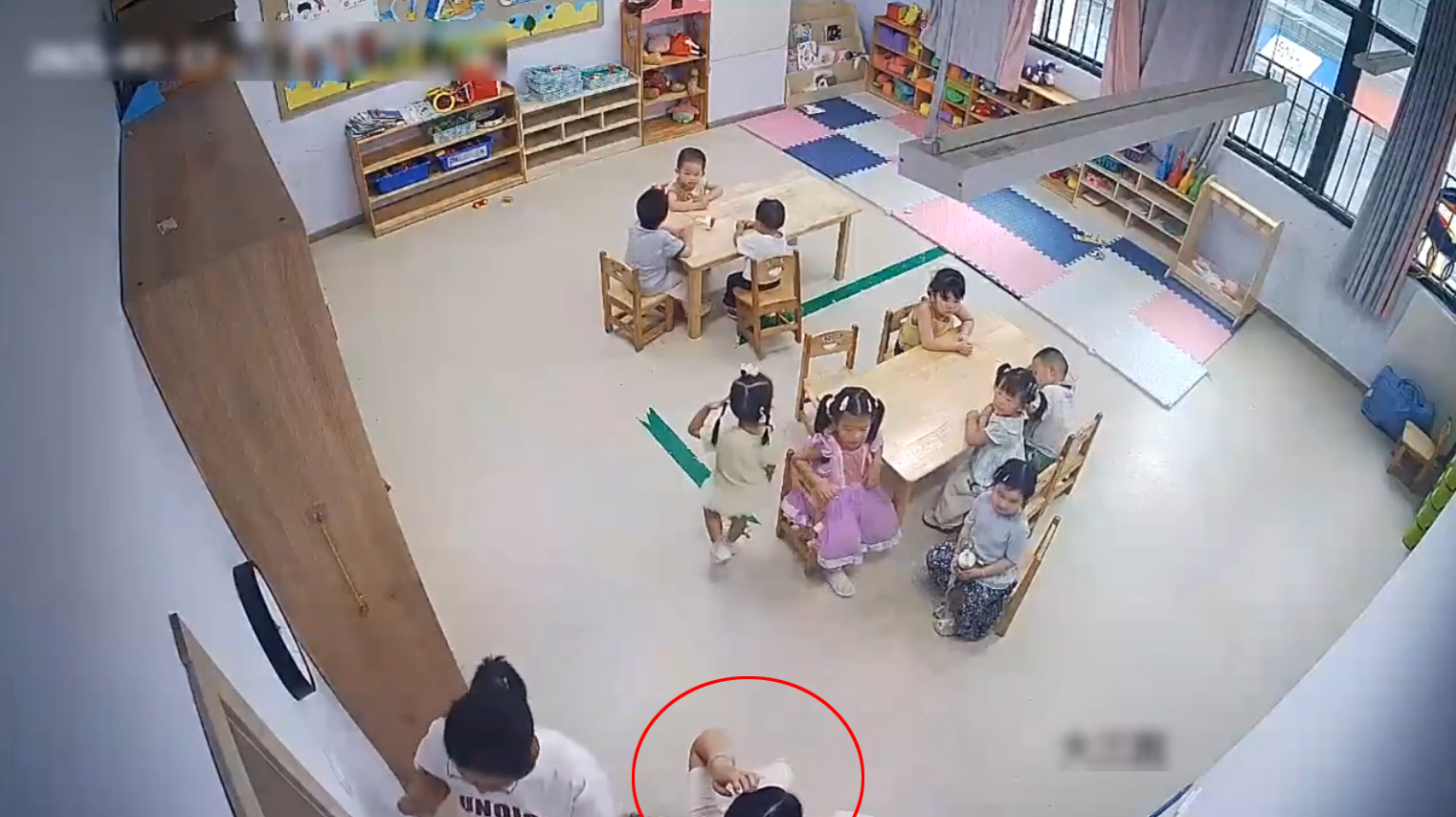 Mẹ bận đi làm, check camera lớp mẫu giáo con học rồi bật khóc khi chứng kiến hành động của giáo viên- Ảnh 2.