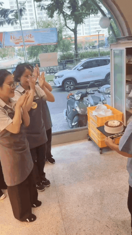 Trend ấm lòng nhất hiện nay: Nhân viên hàng quán đồng loạt 