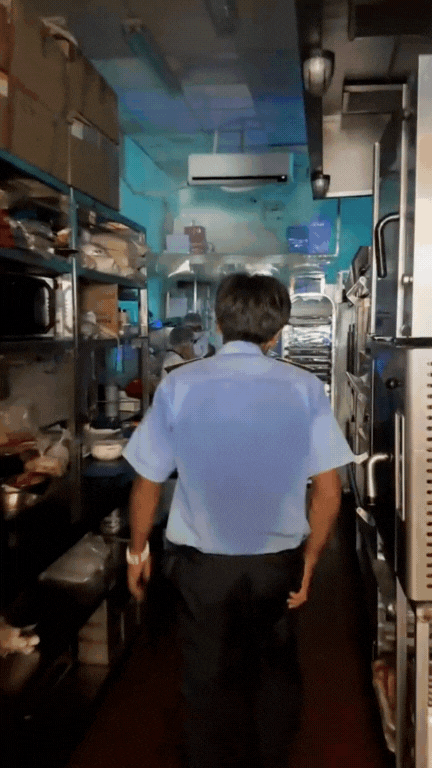 Trend ấm lòng nhất hiện nay: Nhân viên hàng quán đồng loạt 