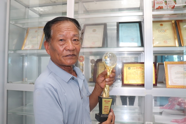 Thăm chiến trường xưa, người lính già biến loài cây ruột đỏ thành 