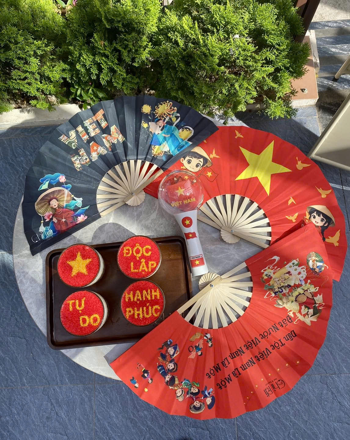 Hà Nội đang bước vào "mùa đẹp nhất": Nhiều quán cà phê rực sắc đỏ tự hào, ai ai cũng háo hức chụp ảnh kỷ niệm trước thềm 2/9- Ảnh 19.