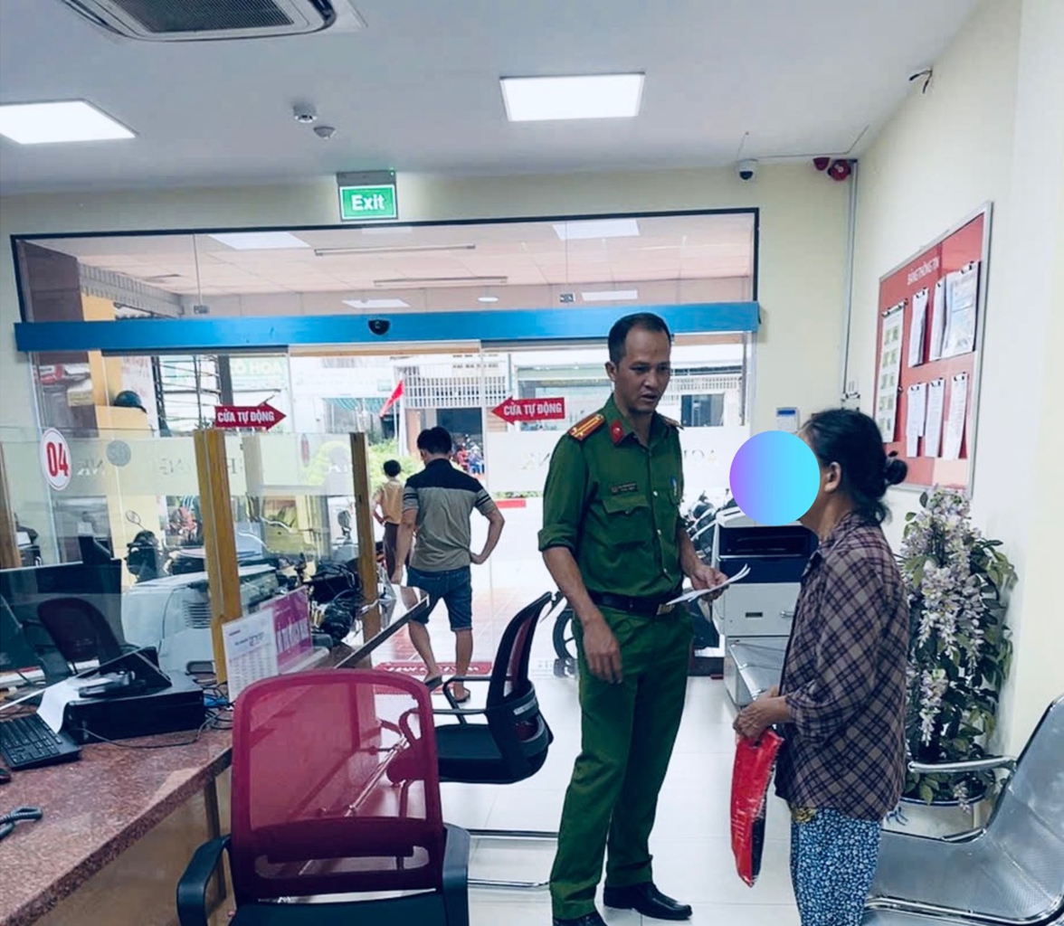 Cụ bà 76 tuổi mang 1 mẩu giấy và 100 triệu đồng tiền tiết kiệm đến ngân hàng để chuyển khoản: Nhân viên Agribank lập tức liên hệ công an đến làm việc- Ảnh 3.