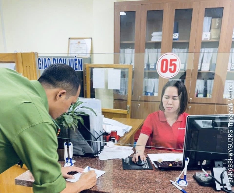 Cụ bà 76 tuổi mang 1 mẩu giấy và 100 triệu đồng tiền tiết kiệm đến ngân hàng để chuyển khoản: Nhân viên Agribank lập tức liên hệ công an đến làm việc- Ảnh 2.