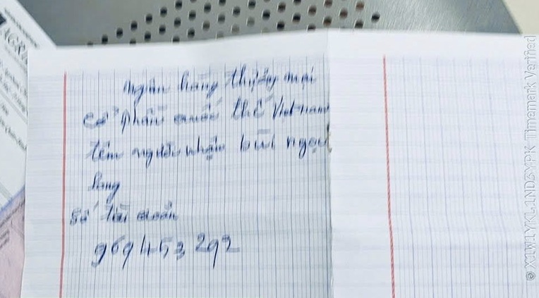 Cụ bà 76 tuổi mang 1 mẩu giấy và 100 triệu đồng tiền tiết kiệm đến ngân hàng để chuyển khoản: Nhân viên Agribank lập tức liên hệ công an đến làm việc- Ảnh 1.