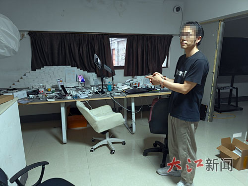 Công an đột kích 4 phòng livestream chứa hơn 20 chiếc điện thoại sáng suốt ngày đêm: phanh phui đường dây bán hàng giả trị giá 11 tỷ đồng, tịch thu 10.000 món đồ nhái- Ảnh 2. Công an đột kích 4 phòng livestream chứa hơn 20 chiếc điện thoại sáng suốt ngày đêm: phanh phui đường dây bán hàng giả trị giá 11 tỷ đồng, tịch thu 10.000 món đồ nhái- Ảnh 2.