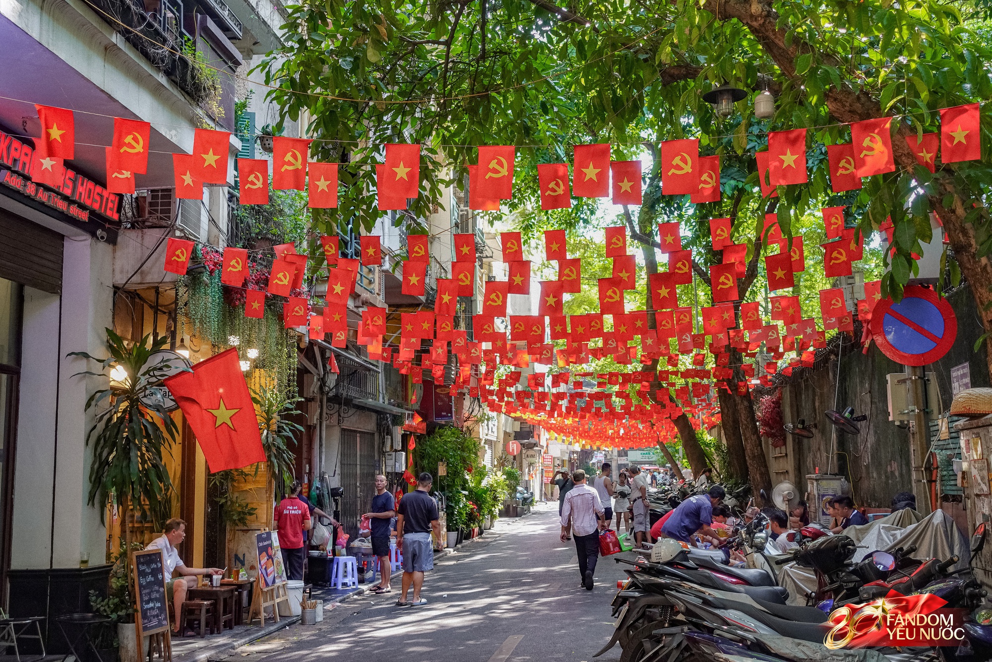 Khách nước ngoài thích thú chụp ảnh dưới bầu trời cờ hoa Hà Nội, phố phường rộn ràng trước thềm 2/9- Ảnh 1.