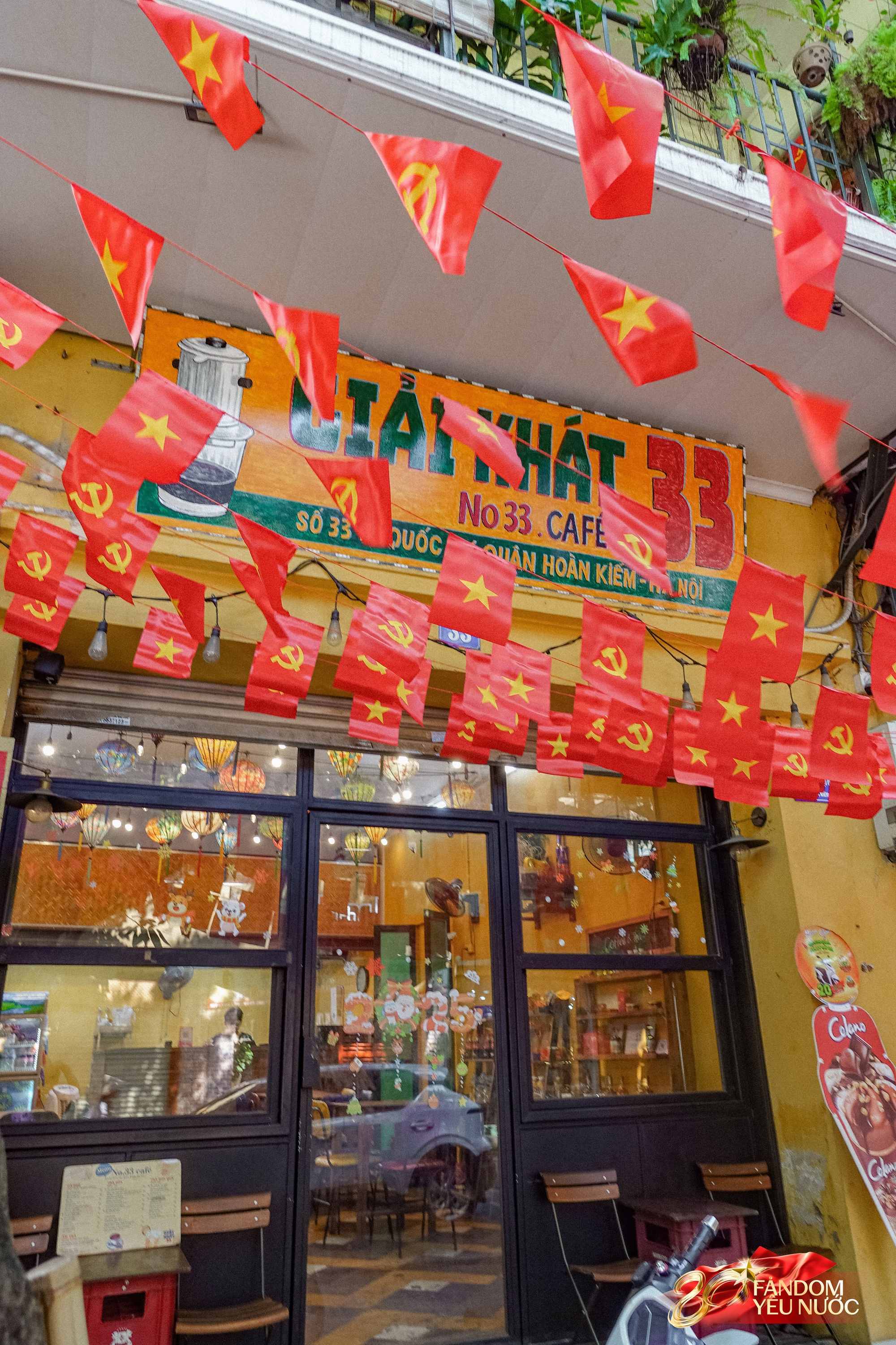 Khách nước ngoài thích thú chụp ảnh dưới bầu trời cờ hoa Hà Nội, phố phường rộn ràng trước thềm 2/9- Ảnh 10.