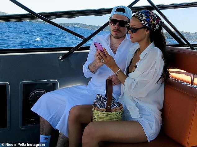 Bên trong lễ làm mới lời thề hôn nhân của vợ chồng con cả Beckham: Tiệc xa hoa 200 khách, nhà nội không được mời!- Ảnh 3. Bên trong lễ làm mới lời thề hôn nhân của vợ chồng con cả Beckham: Tiệc xa hoa 200 khách, nhà nội không được mời!- Ảnh 3.