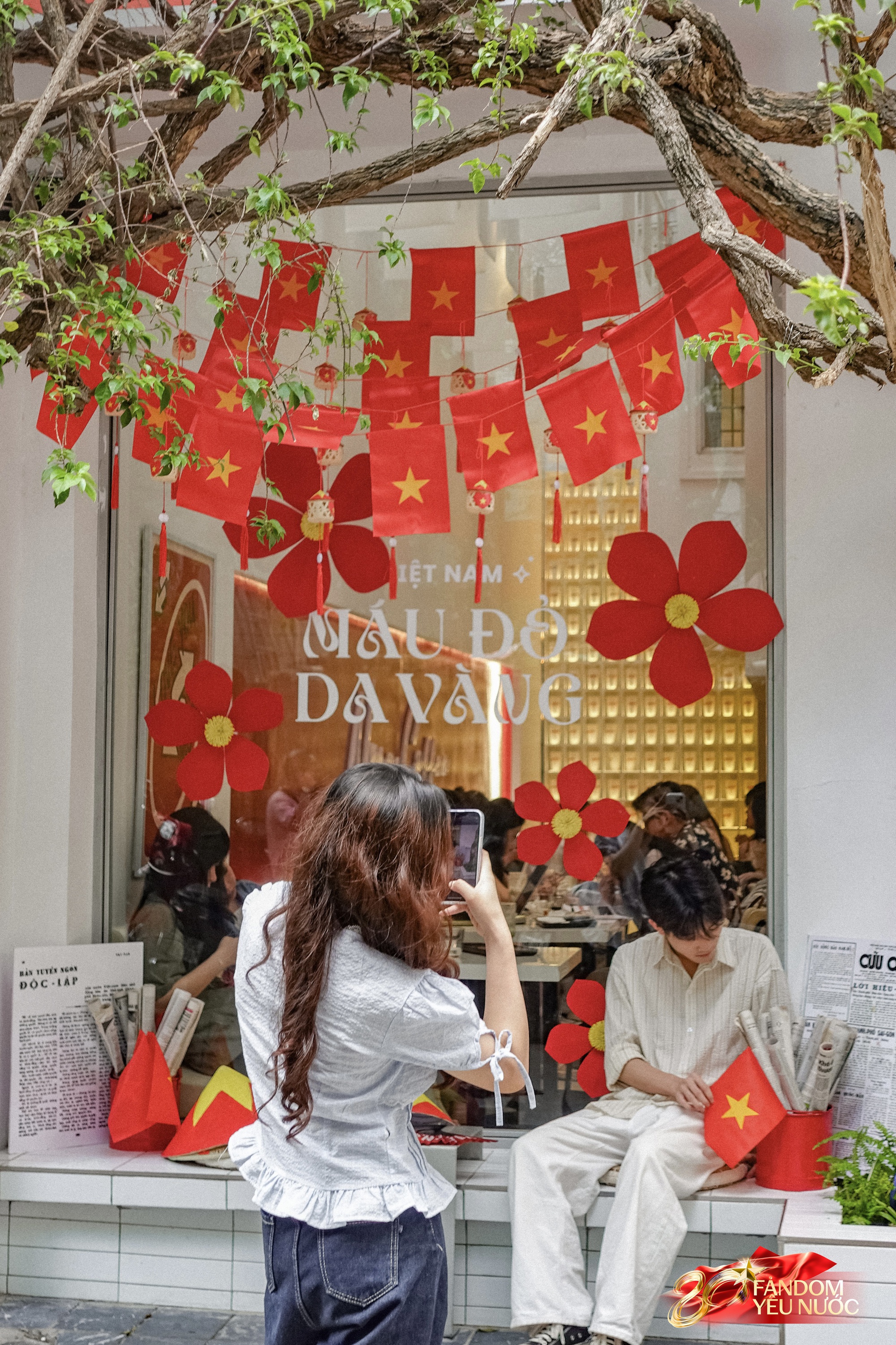 Khách nước ngoài thích thú chụp ảnh dưới bầu trời cờ hoa Hà Nội, phố phường rộn ràng trước thềm 2/9- Ảnh 11.