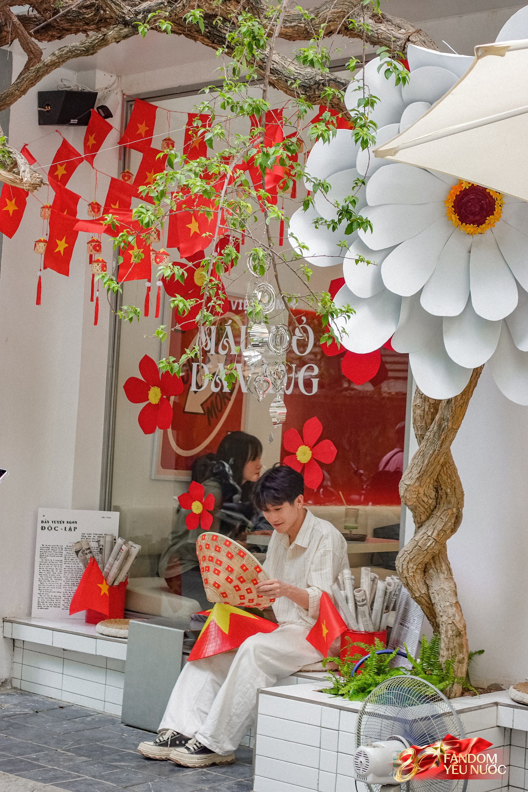 Khách nước ngoài thích thú chụp ảnh dưới bầu trời cờ hoa Hà Nội, phố phường rộn ràng trước thềm 2/9- Ảnh 12.