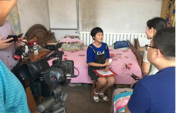 Thi ĐH với số điểm cao kỷ lục, nữ sinh được trường cấp 3 thưởng nóng 146 triệu đồng, 2 trường ĐH top đầu “tranh giành”: Khi đến nhà ai cũng phải lặng người- Ảnh 2.