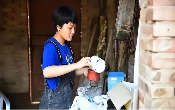 Thi ĐH với số điểm cao kỷ lục, nữ sinh được trường cấp 3 thưởng nóng 146 triệu đồng, 2 trường ĐH top đầu “tranh giành”: Khi đến nhà ai cũng phải lặng người- Ảnh 1.