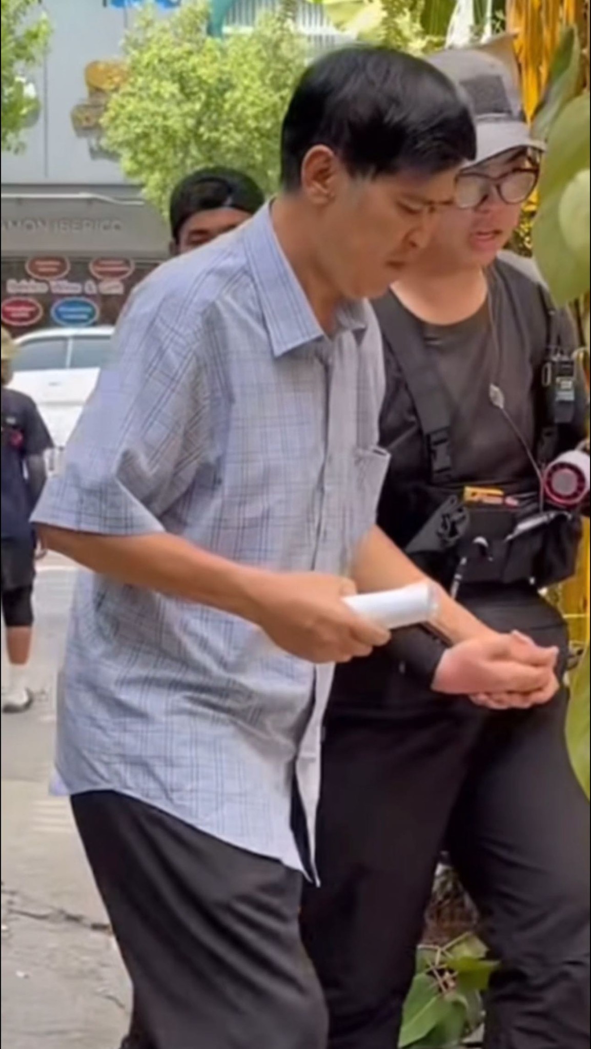 Nam đạo diễn từng kiếm 13 tỷ/ tháng giờ xuất hiện với ngoại hình khác lạ, gầy gò sau đột quỵ- Ảnh 2. Nam đạo diễn từng kiếm 13 tỷ/ tháng giờ xuất hiện với ngoại hình khác lạ, gầy gò sau đột quỵ- Ảnh 2.