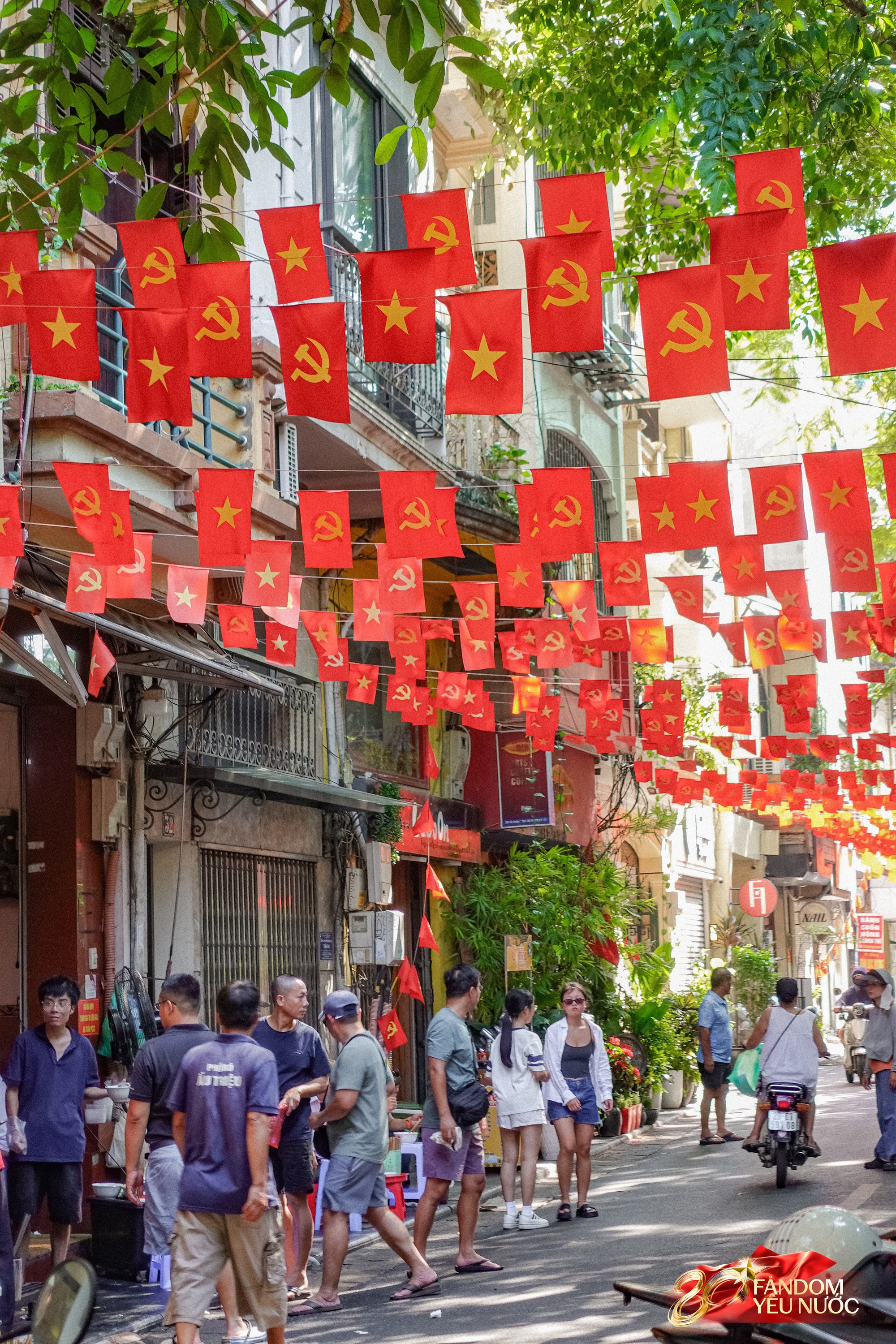 Khách nước ngoài thích thú chụp ảnh dưới bầu trời cờ hoa Hà Nội, phố phường rộn ràng trước thềm 2/9- Ảnh 2.