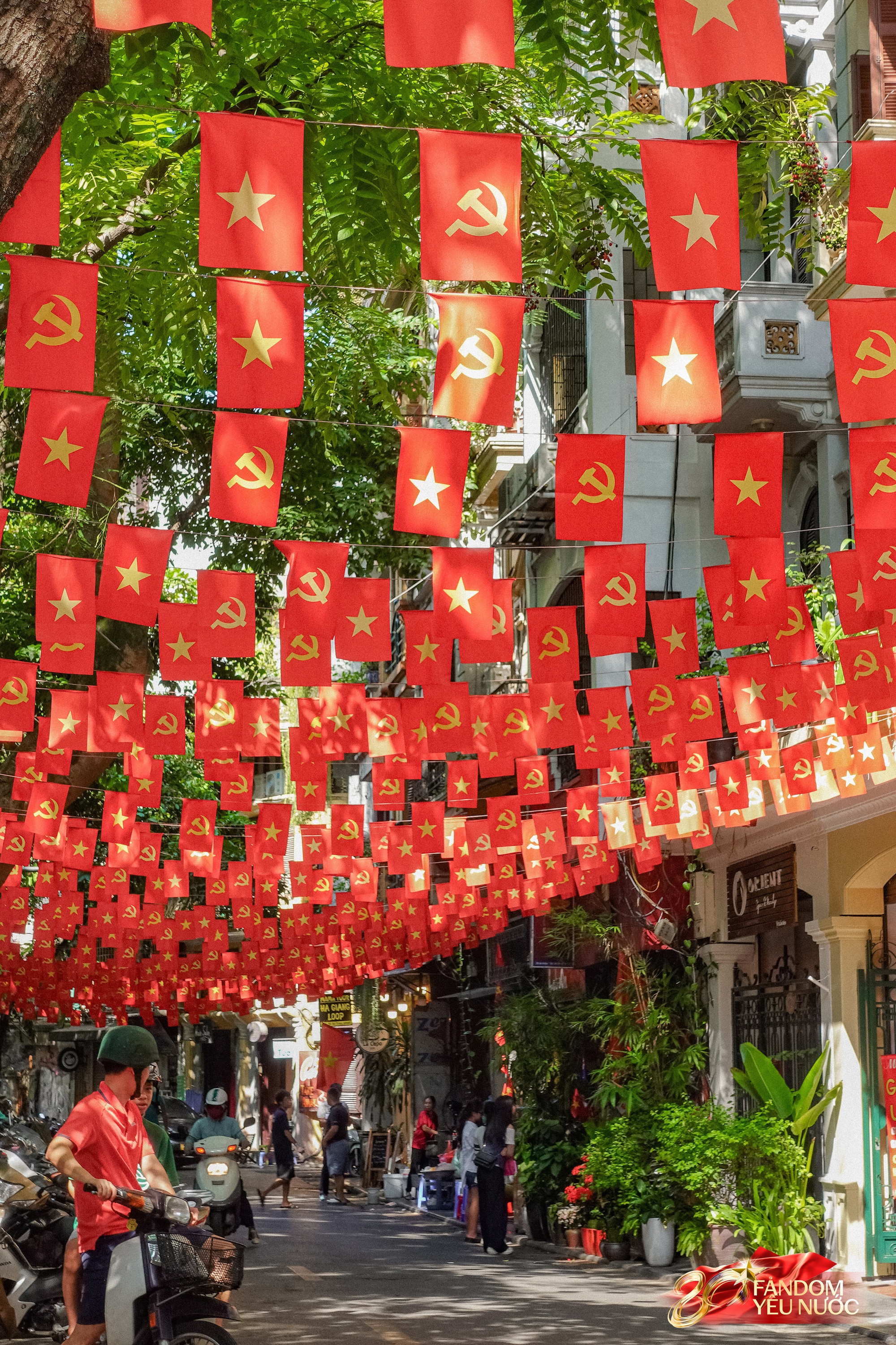 Khách nước ngoài thích thú chụp ảnh dưới bầu trời cờ hoa Hà Nội, phố phường rộn ràng trước thềm 2/9- Ảnh 3.