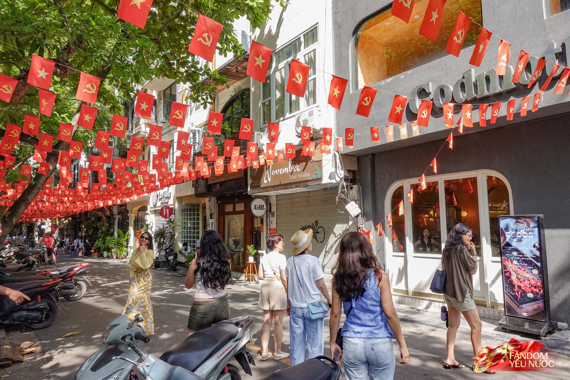 Khách nước ngoài thích thú chụp ảnh dưới bầu trời cờ hoa Hà Nội, phố phường rộn ràng trước thềm 2/9- Ảnh 5.