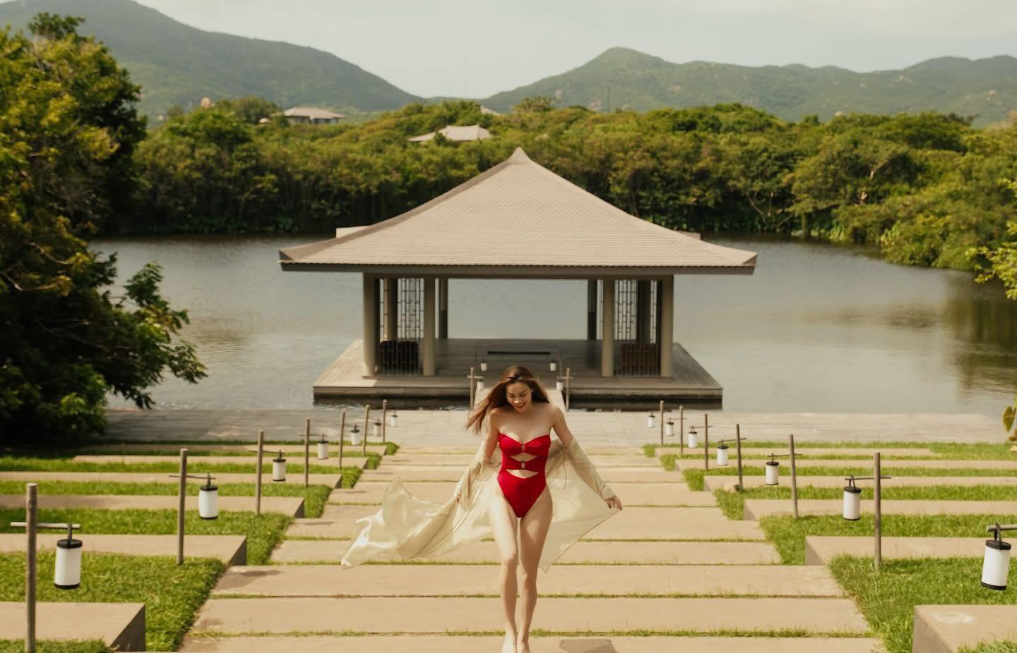 Đẹp như Hà Hồ còn tập gym hùng hục, lắc bình nước 