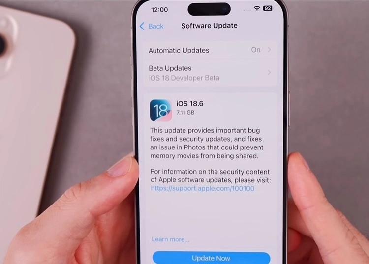 Người dùng iPhone phàn nàn vì iOS 18.6 gây nóng máy, hao pin- Ảnh 2. Người dùng iPhone phàn nàn vì iOS 18.6 gây nóng máy, hao pin- Ảnh 2.