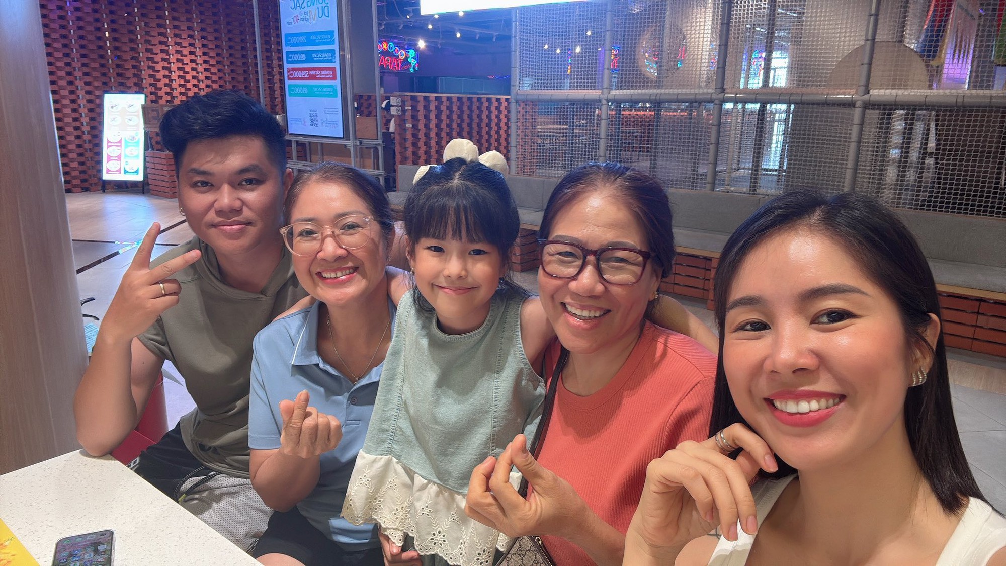 Sao nữ Vbiz lấy chồng trẻ kém tuổi từng bị gia đình phản đối, nay hạnh phúc kỷ niệm 8 năm ngày cưới- Ảnh 2.