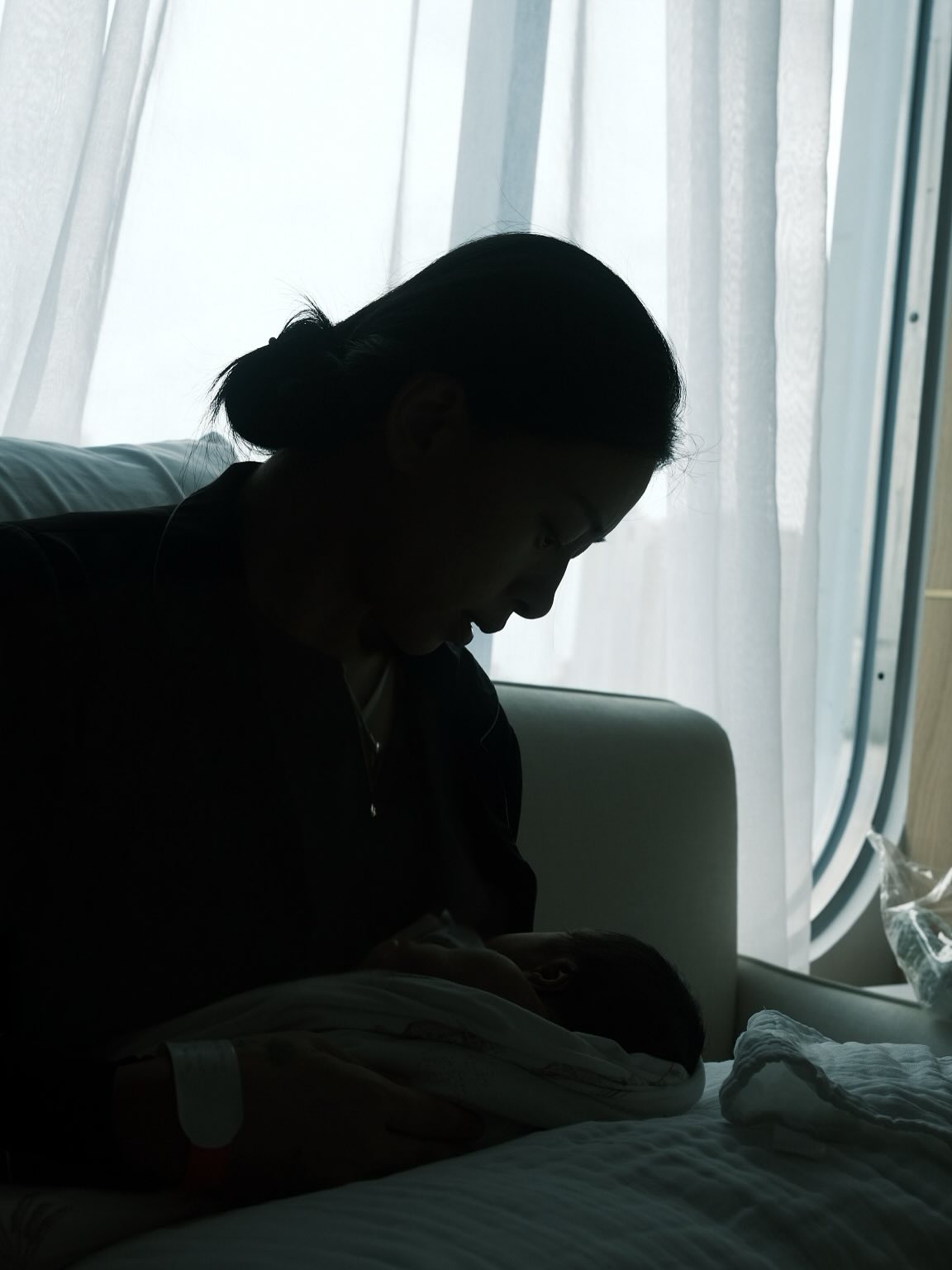 Huy Trần tung trọn khoảnh khắc Ngô Thanh Vân sinh con đầu lòng nhưng soi kỹ thấy chi tiết là lạ!- Ảnh 4.